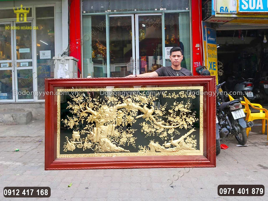 Nổi bật tr&ecirc;n nền sơn đen, họa tiết hoa  văn được mạ v&agrave;ng 24K sang trọng